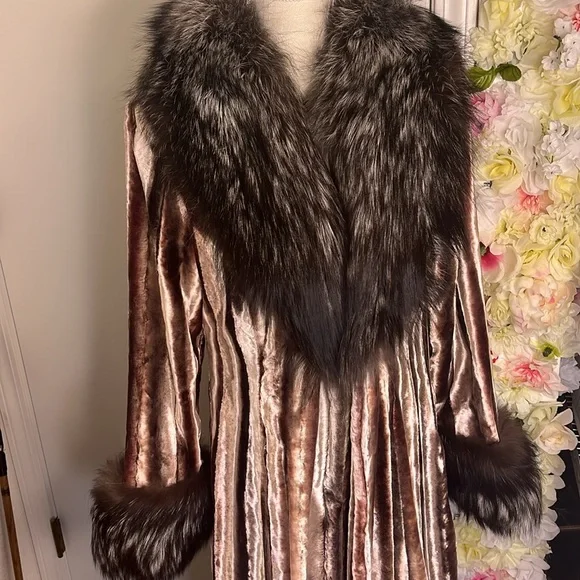 Pamela Dennis Brown Velvet Coat with Fox Fur Trim - Picture 8 of 12